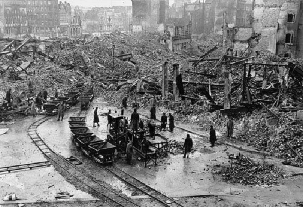 Ngày 25 tháng 7 năm 1943, lúc này Joachim Brandt đã chuyển tới sống ở London, đọc được trên báo câu chuyện kể về cuộc tấn công có quy mô lớn của RAF Anh vào Hamburg. Kèm theo đó là một bức ảnh mà cảnh tượng giống hệt những gì mà Hutton và Brandt đã từng trải qua vào năm 1932.