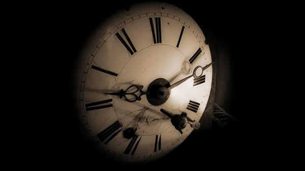 Khi xe của 2 ông đã dừng hẳn lại bên lề đường, họ quay lại để nhìn chiếc xe lạ đằng sau họ. Nhưng thật sửng sốt, không còn thấy chiếc xe kỳ lạ của người phụ nữ đó đâu nữa. Hãy nhớ rằng, đây là trên một con đường cao tốc trống trải không có đường rẽ, và không có nơi nào để giấu một chiếc xe hơi. Chiếc xe kỳ lạ đó đã thực sự biến mất không một dấu vết.