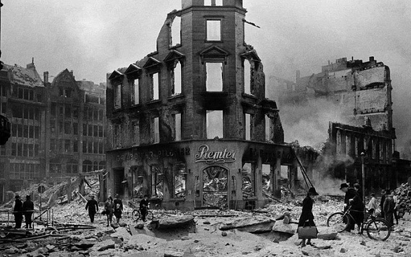 Họ nhanh chóng trở lại toà soạn và kể lại những gì họ chứng kiến. Phòng biên tập đã thực hiện một cuộc gọi nhanh đến xưởng tàu và nhận được thông báo là chẳng có vụ đánh bom nào xảy ra ở đó.