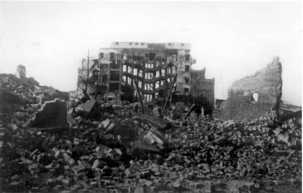 Đột nhiên chỉ sau vài giây, cả xưởng đóng tàu biến thành một chiến khu. Súng bắt đầu nổ và bom bắt đầu trút xuống. Mọi thứ xung quanh bị chôn vùi trong biển lửa, các tòa nhà sụp đổ, chết chóc và hỗn loạn bao trùm khắp nơi. Hutton và Brandt chạy về phía cổng xưởng đóng tàu với hi vọng thoát khỏi nơi đây, Brandt khi đó đã chụp nhanh một loạt ảnh về sự kiện đáng kinh ngạc này.