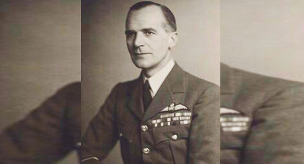 Trường hợp du hành thời gian đầu tiên được ghi nhận là vào năm 1935, thống chế Không quân Hoàng gia Anh Victor Goddard bay qua một sân bay bỏ hoang gần Edinburgh, Scotland, ông thấy nhà chứa máy bay đã bị cỏ dại mọc um tùm xung quanh và có một đàn bò đang gặm cỏ ở đó. Cùng lúc đó, có một cơn bão ập đến, với sức gió mạnh mẽ đã kéo ông trở lại phía sân bay.