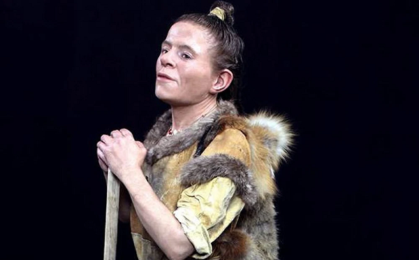 Sau đó, vị chuyên gia này sử dụng những đinh chốt nhằm xác định độ sâu mô và tiến hành xếp các lớp đất sét để đại diện cho cơ mặt và đắp lên trên một lớp đất sét dẻo. Khuôn mặt mô phỏng này sẽ được hoàn thiện bằng cách phủ slicone có màu da và được chuyên gia bổ sung thêm các chi tiết như nếp nhăn và những đường nét chạm khắc một cách cẩn thận.