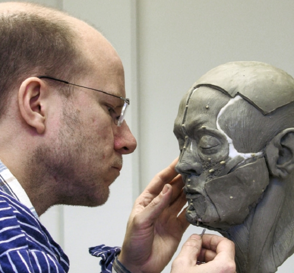 Người phụ nữ này cao khoảng 1m52, có hàm răng hơi nhô ra, mũi cong, mắt ở vị trí thấp và có xương hàm dưới được mô tả là khá nam tính.