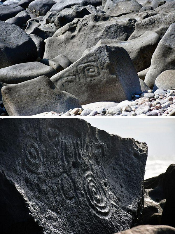 Khoảng 4.000 bản khắc mô tả hình người, động vật và trừu tượng cùng các hình tròn, xoắn ốc và hình chữ thập nằm trên bờ biển Thái Bình Dương, phần phía Nam của bang Sinaloa, Mexico. Đến nay, nguồn gốc và ý nghĩa của các bản khắc vẫn chưa được giải mã.