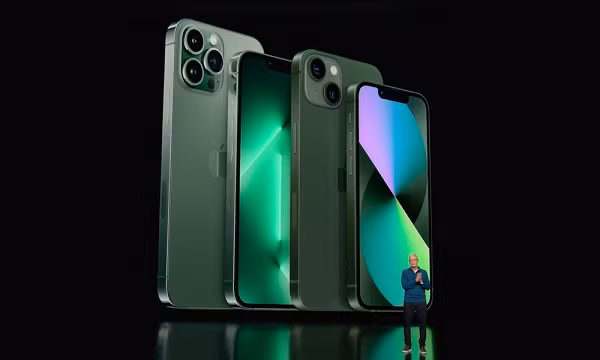 Tuy nhiên, dòng tweet lập tức nhận gạch đá từ cư dân mạng. Nhiều người cho rằng trước đó Apple đã có những chiếc iPhone màu xanh lá và thậm chí quay ngược thời gian về năm 1998, Apple đã ra mắt iMac màu xanh lá.