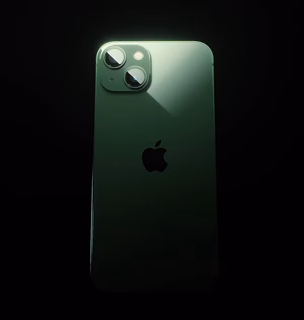 Apple vừa giới thiệu thêm tuỳ chọn màu xanh lá cây mới cho dòng iPhone 13 và iPhone 13 Pro, có tên gọi lần lượt là "Green" và "Alpine Green".