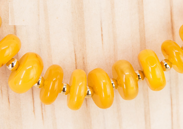 Từ thời Tây Tạng, hổ phách sáp ong đã được so sánh với vàng bạc. Nó được săn tìm như lưu ly, san hô, xà cừ, mã não… Do đó, nó còn tượng trưng cho sự tôn quý. Sẽ đem đến cát tường tài lộc cho người sở hữu.