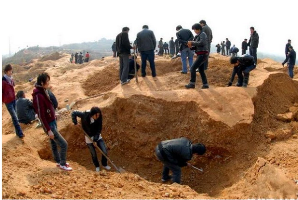 Thông tin này được truyền đi xa, người dân bắt đầu đổ xô đến vùng núi này, lúc cao điểm nhất phải có tới gần nghìn người cùng đào bới. Ai ai cũng như phát điên vì những viên đá này.