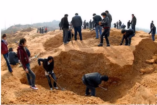 Thông tin này được truyền đi xa, người dân bắt đầu đổ xô đến vùng núi này, lúc cao điểm nhất phải có tới gần nghìn người cùng đào bới. Ai ai cũng như phát điên vì những viên đá này.