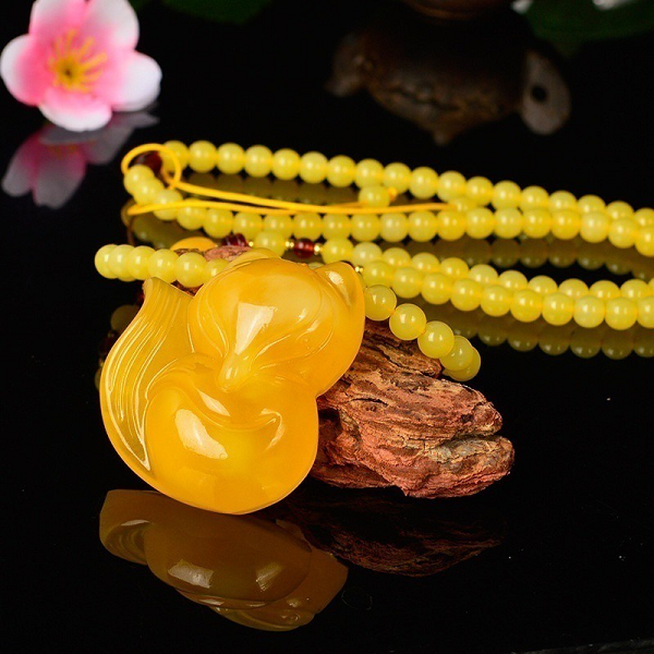 Hổ phách màu sáp ong có số lượng rất hạn chế nên rất quý hiếm. Hiện nay một số loại có màu trắng đục, màu vàng trắng cũng được xem là hổ phách sáp ong.