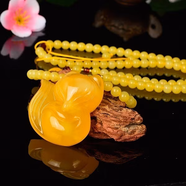 Hổ phách màu sáp ong có số lượng rất hạn chế nên rất quý hiếm. Hiện nay một số loại có màu trắng đục, màu vàng trắng cũng được xem là hổ phách sáp ong.