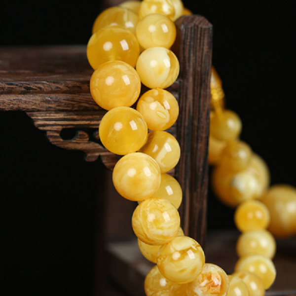 Hổ phách sáp ong là tên gọi của những viên đá hổ phách có màu vàng như mỡ gà. Đây không phải là sáp ong hóa thạch giống như nhiều người nhầm tưởng.