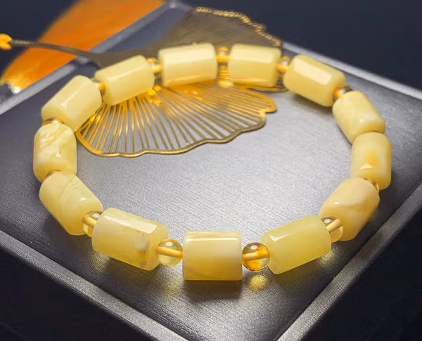 Đặc biệt, nó còn có những điểm khác biệt nữa là tương đối giòn, dễ vỡ. Nên trong quá trình sử dụng cần lưu ý cẩn thận hơn các loại khác.