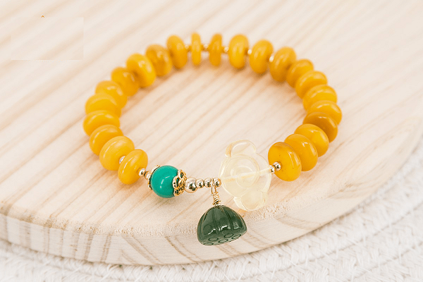 Nguyên nhân là bởi trong quá trình hình thành, nhựa chảy từ cây đã cuốn theo nhiều không khí. Đến lúc cứng lại, những bọt khí nhỏ li ti được tạo thành. Chính những bọt khí này đã tạo nên màu sắc vàng đục như sáp.