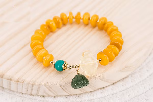 Nguyên nhân là bởi trong quá trình hình thành, nhựa chảy từ cây đã cuốn theo nhiều không khí. Đến lúc cứng lại, những bọt khí nhỏ li ti được tạo thành. Chính những bọt khí này đã tạo nên màu sắc vàng đục như sáp.