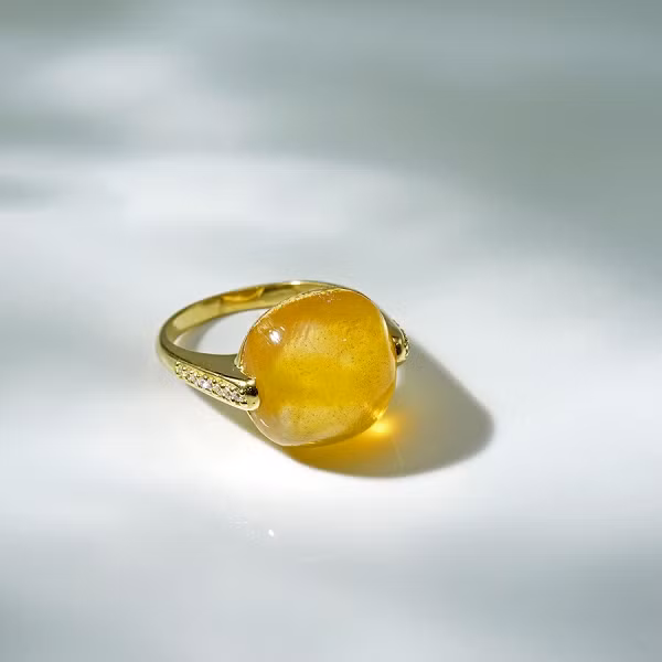 Trong tự nhiên, sáp ong hóa thạch có thể thành đá. Nhưng nó không đạt được độ cứng, cũng như độ trong suốt. Đặc biệt, hóa thạch của sáp ong khi ăn sẽ có vị ngọt đặc trưng.