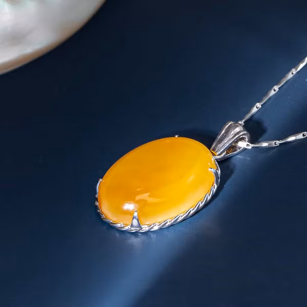 So với hổ phách thông thường thì hổ phách sáp ong có sự khác biệt lớn nhất về màu sắc. Chúng chủ yếu có màu vàng đục. Một số có màu vàng trắng hay có thể là màu trắng đục.