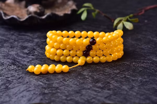 Với nguồn năng lượng rất mạnh, loại hổ phách màu vàng tươi tắn này có rất nhiều công dụng. Ví dụ như xua đuổi tà ma; thanh lọc bầu không khí; loại bỏ những kẻ tiểu nhân và hóa giải những hiềm khích…