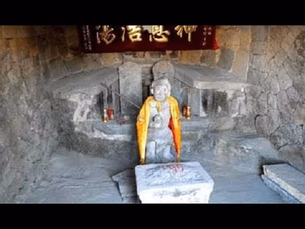 Trên một ngọn núi ở tỉnh Phúc Kiến (Trung Quốc), người ta đã tìm thấy một ngôi mộ cổ. Nhìn từ hình thức bên ngoài thì đây là một ngôi mộ kép. Sau khi xác định sơ bộ thì thời gian xây dựng vào khoảng từ cuối thời Nguyên đến đầu nhà Minh.