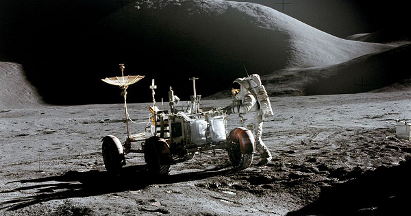 Khoảng cách trung bình tính từ tâm của Trái Đất tới Mặt Trăng là 384.403 km. Ngoài ra do Mặt Trăng là vệ tinh của Trái Đất nên khoảng cách giữa nó với Mặt Trời cũng gần tương đương với khoảng cách từ Trái Đất đến Mặt Trời, tức là khoảng 150.000.000 km.