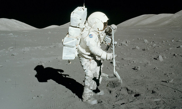 Đến nay giả thuyết chiếm ưu thế nhất về sự hình thành Mặt Trăng là giả thuyết vụ va chạm lớn. Theo đó, một vật thể cỡ Sao Hoả được cho là đã đâm vào tiền Trái Đất, đẩy ra một lượng vật chất đủ lớn vào quỹ đạo của Trái Đất và hình thành nên Mặt Trăng qua quá trình bồi tụ.