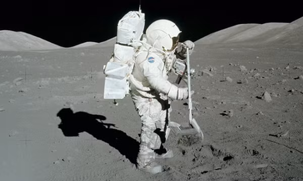 Đến nay giả thuyết chiếm ưu thế nhất về sự hình thành Mặt Trăng là giả thuyết vụ va chạm lớn. Theo đó, một vật thể cỡ Sao Hoả được cho là đã đâm vào tiền Trái Đất, đẩy ra một lượng vật chất đủ lớn vào quỹ đạo của Trái Đất và hình thành nên Mặt Trăng qua quá trình bồi tụ.