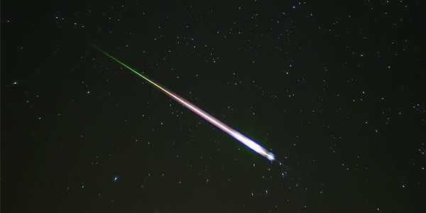 Các phân tích khoa học cho thấy, sao chổi gần giống một tiểu hành tinh nhưng không hình thành từ đất đá mà chứa carbonic, mêtan và nước lẫn bụi và khoáng chất… bị đóng băng do nhiệt độ thấp.