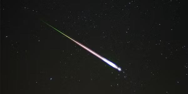 Các phân tích khoa học cho thấy, sao chổi gần giống một tiểu hành tinh nhưng không hình thành từ đất đá mà chứa carbonic, mêtan và nước lẫn bụi và khoáng chất… bị đóng băng do nhiệt độ thấp.