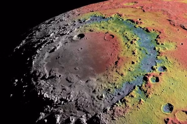 So với Trái Đất, Mặt Trăng có độ nghiêng nhỏ về phía Mặt Trời dẫn đến việc ánh nắng luôn chiếu theo phương nghiêng lớn ở một số vùng, nên không bao giờ rọi xuống nổi các hố sâu.