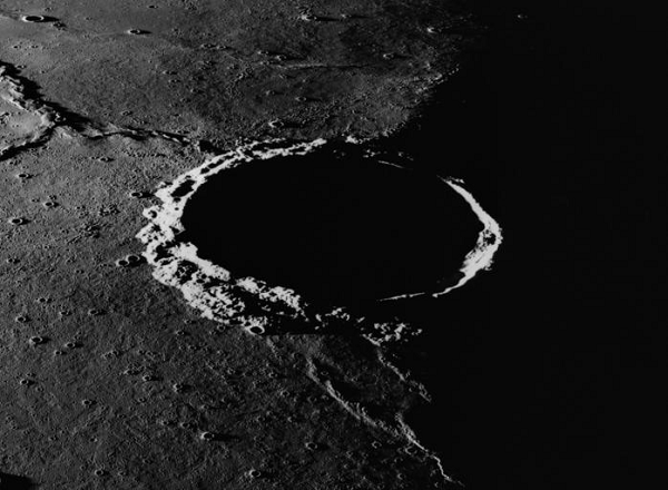 Trước đây, các nhà khoa học đã tìm ra bằng chứng vững chắc cho thấy từ khi mặt trăng mới hình thành vào 4 tỉ năm trước, nó đã sở hữu nước dạng lỏng và các điều kiện để phát triển sự sống.