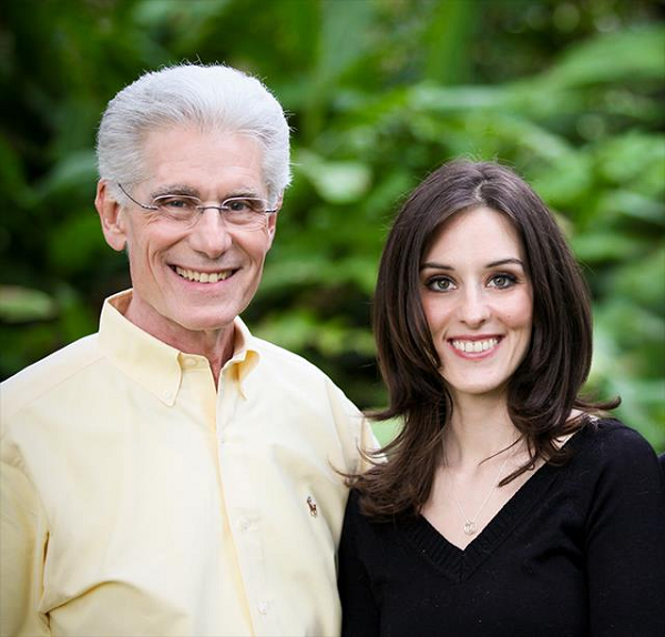 Amy đã tham gia điều trị bằng thôi miên theo phương pháp của cha cô nhiều lần, nhưng chưa lần nào cô thấy được kiếp trước của mình. Cho đến năm 25 tuổi, cô bị chẩn đoán mắc bệnh đục thủy tinh thể nặng và có khả năng bị mù lòa.