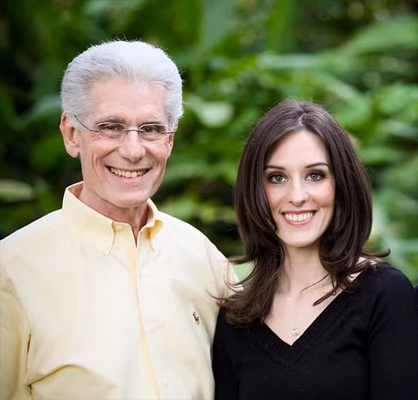 Amy đã tham gia điều trị bằng thôi miên theo phương pháp của cha cô nhiều lần, nhưng chưa lần nào cô thấy được kiếp trước của mình. Cho đến năm 25 tuổi, cô bị chẩn đoán mắc bệnh đục thủy tinh thể nặng và có khả năng bị mù lòa.