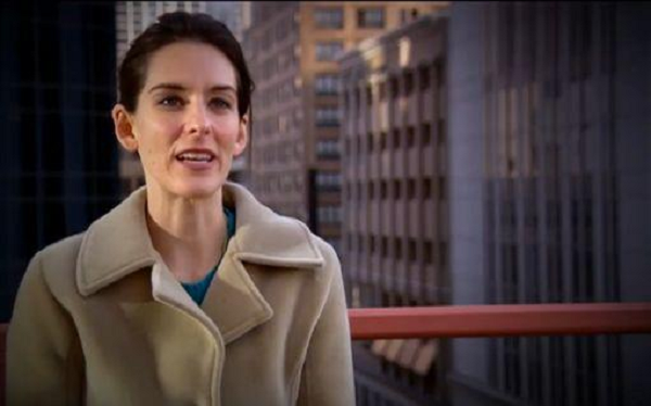 Amy Weiss là con gái của bác sĩ trị liệu tâm lý nổi tiếng – Brian Weiss, người được biết đến với “Liệu pháp hồi quy kiếp trước” – tức là thông qua thôi miên mà nhìn thấy được cảnh tượng trong tiền kiếp.