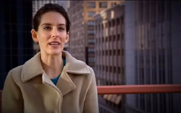 Amy Weiss là con gái của bác sĩ trị liệu tâm lý nổi tiếng – Brian Weiss, người được biết đến với “Liệu pháp hồi quy kiếp trước” – tức là thông qua thôi miên mà nhìn thấy được cảnh tượng trong tiền kiếp.