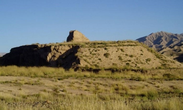 Khi đang trong quá trình khai quật tầng thứ hai, các nhà khảo cổ đã tìm thấy hơn 700 con vật, một lượng lớn tơ lụa, đồ trang sức bằng vàng và đĩa gỗ vv… Họ cảm thấy sửng sốt vì những tấm lụa này khi đào lên vẫn chắc như mới, hoa văn còn rõ ràng và màu sắc vô cùng tươi sáng.