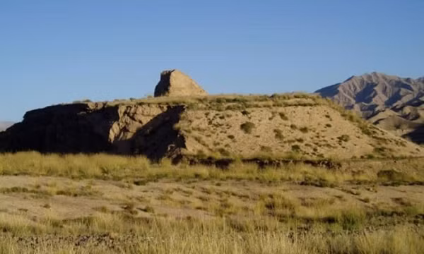 Khi đang trong quá trình khai quật tầng thứ hai, các nhà khảo cổ đã tìm thấy hơn 700 con vật, một lượng lớn tơ lụa, đồ trang sức bằng vàng và đĩa gỗ vv… Họ cảm thấy sửng sốt vì những tấm lụa này khi đào lên vẫn chắc như mới, hoa văn còn rõ ràng và màu sắc vô cùng tươi sáng.