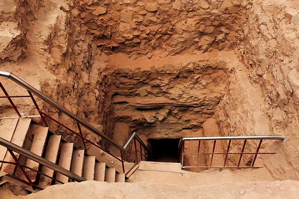 Ngôi mộ kỳ lạ này được mệnh danh “Cửu tầng yêu tháp” (tháp quỷ chín tầng). Nó bao gồm 9 tầng nằm sâu dưới lòng đất. Việc phát hiện ra cổ mộ Đô Lan đã gây chấn động toàn bộ giới khảo cổ học.