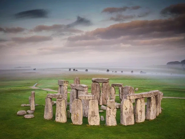 Một trong những di tích thời tiền sử lâu đời nhất và được bảo tồn tốt nhất trên thế giới là một điều bí ẩn bởi vì chúng ta không hiểu làm thế nào hoặc tại sao những tảng đá khổng lồ này lại được xếp lên nhau một cách hài hòa như vậy?