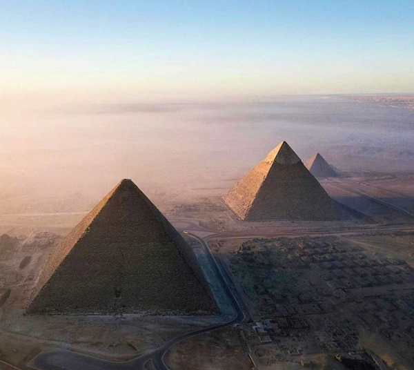 Vì các máy dò được đề xuất là rất lớn, chúng không thể được đặt bên trong kim tự tháp, do đó, cách tiếp cận của các nhà khoa học là đặt chúng bên ngoài và di chuyển chúng dọc theo đế.