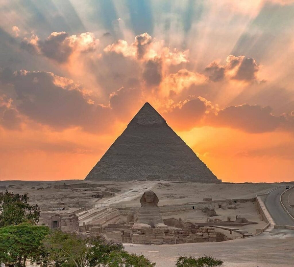 Hạt muon là các hạt vũ trụ thường xuyên rơi xuống Trái đất. Từ năm 2015 đến năm 2017, dự án "Quét Kim tự tháp" đã thực hiện một loạt các bản quét phân tích các hạt muon đối với Đại kim tự tháp Giza.