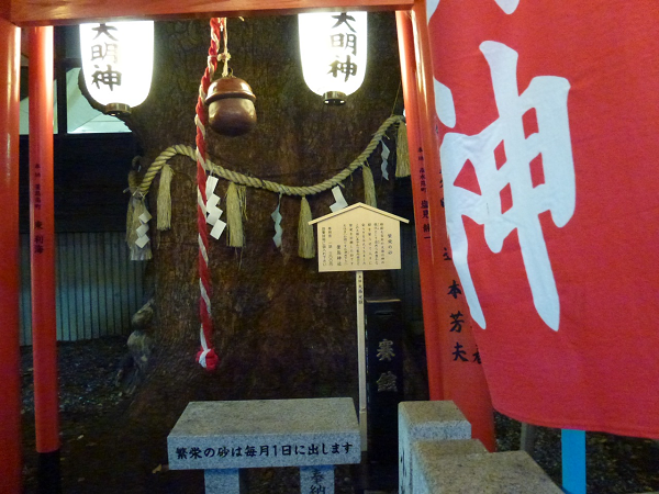 Một số người cho biết, họ tận mắt nhìn thấy một con rắn trắng trườn trên cành cây. Số khác lại khẳng định có khói trắng bốc lên từ cái cây. Đặc biệt nhất là chuyện một công nhân sau khi cưa vài nhánh cây thì ngay ngày hôm sau đã ngã bệnh nặng.