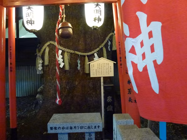 Một số người cho biết, họ tận mắt nhìn thấy một con rắn trắng trườn trên cành cây. Số khác lại khẳng định có khói trắng bốc lên từ cái cây. Đặc biệt nhất là chuyện một công nhân sau khi cưa vài nhánh cây thì ngay ngày hôm sau đã ngã bệnh nặng.