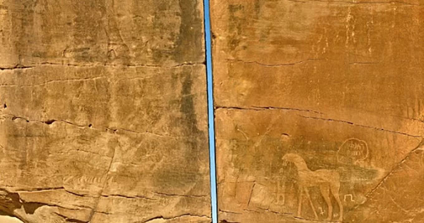 Kể từ khi khối đá nặng hàng trăm tấn được phát hiện vào năm 1883 bởi Charles Huver, đến nay vẫn chưa ai giải thích được nguồn gốc của vết cắt hay nó có từ bao giờ và liệu đây có phải một hiện tượng tự nhiên hay không.