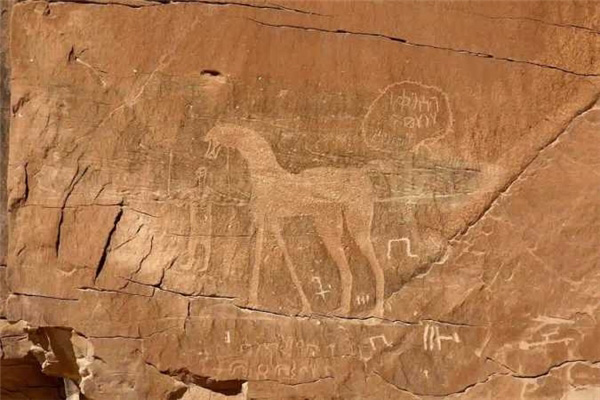 Mỗi nửa của khối đá cao khoảng 7 m, đứng cân bằng trên một tảng đá nhỏ hơn phía dưới. Nhiều người suy đoán rằng cấu trúc này khiến các rung động từ mặt đất bị triệt tiêu, giúp tảng đá đứng vững qua hàng nghìn năm.