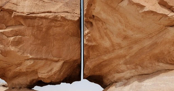 Al Naslaa chỉ là một trong nhiều tảng đá ở Tayma Oasis có vẻ ngoài độc đáo, nhưng chính sự phân chia gần như hoàn hảo này đã khiến nó trở nên nổi bật.