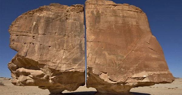 Dù chưa có câu trả lời thoả đáng, khối đá này vẫn thu hút hàng nghìn du khách đến với vùng Tayma hàng năm.