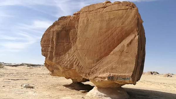 Thoạt nhìn, mọi thứ trông giống như một vết nứt đơn giản, thế nhưng nó lại nhanh chóng khiến mọi người kinh ngạc, vì vết nứt này chính xác và thẳng đến mức trông giống như ai đó đã cắt đôi tảng đá sa thạch bằng một tia laser cực mạnh.