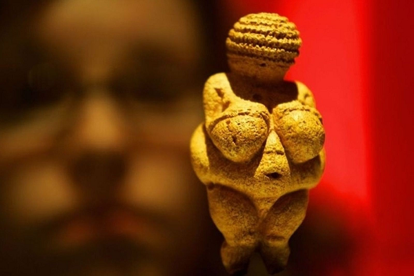 So sánh với dữ liệu từ đá cổ kỷ Jura, các nhà khoa học đã tìm ra nơi cung cấp đá để tạc ra "thần vệ nữ Willendorf" là tận Hồ Grada ở miền Bắc nước Ý, tức phiến đá hoặc bức tượng đã di chuyển từ Nam đến Bắc của dãy Alps. Nếu đi đường vòng, hành trình lên tới 730 km.