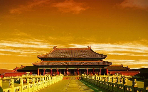 Mãi cho đến khi nó được cải tạo thành Bảo tàng Cố Cung ở Bắc Kinh ngày nay, các bí mật mới dần dần được tiết lộ với thế giới. Trong số vô vàn những bảo vật trân quý còn lưu lại trong Cố Cung, có 1 khối đá đặc biệt mang giá trị rất lớn.