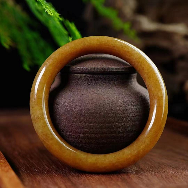 Các loại Ngọc này thường có độ cứng khoảng 6 - 6,5 Mohs, nhưng Ngọc Hòa Điền trắng sẽ có độ cứng nhất khi so với các màu khác.